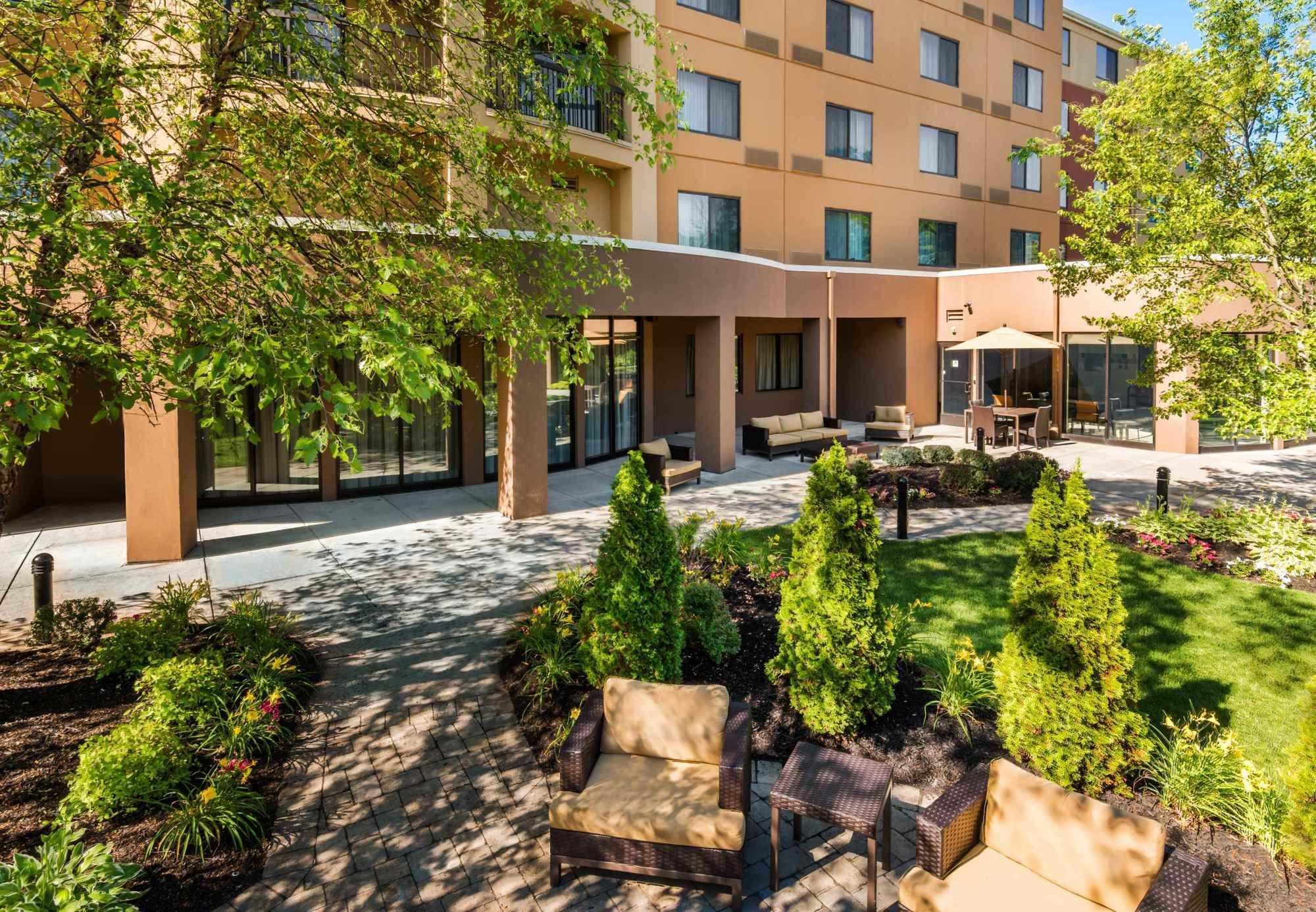 Courtyard By Marriott Providence Lincoln Hotel Exterior photo