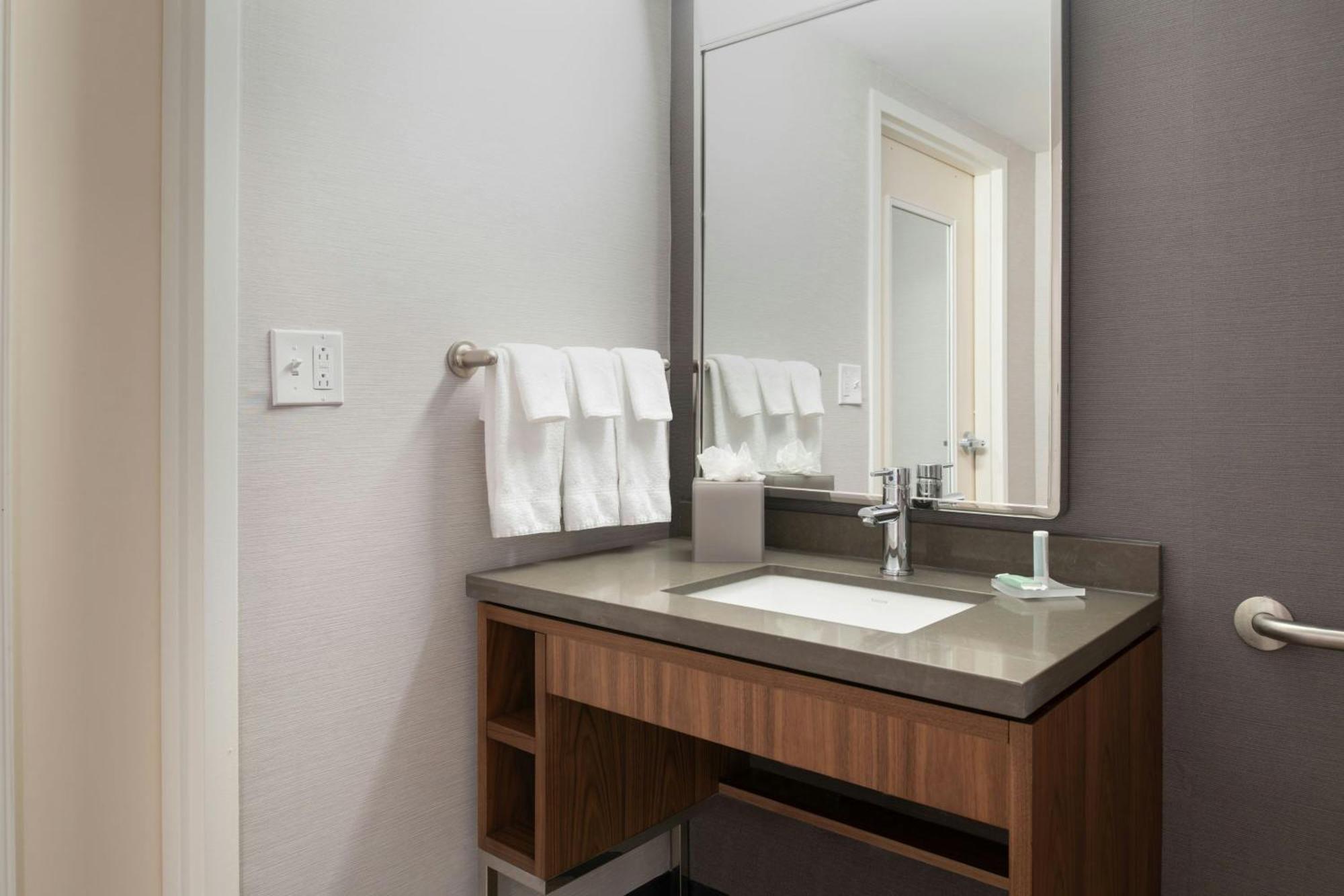 Courtyard By Marriott Providence Lincoln Hotel Exterior photo