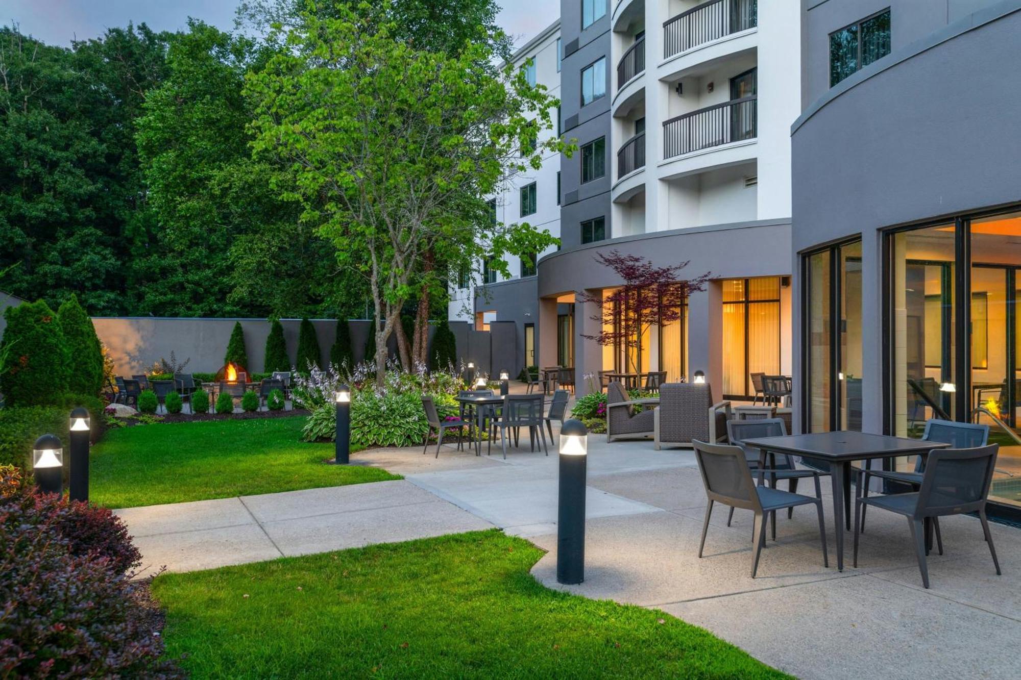 Courtyard By Marriott Providence Lincoln Hotel Exterior photo
