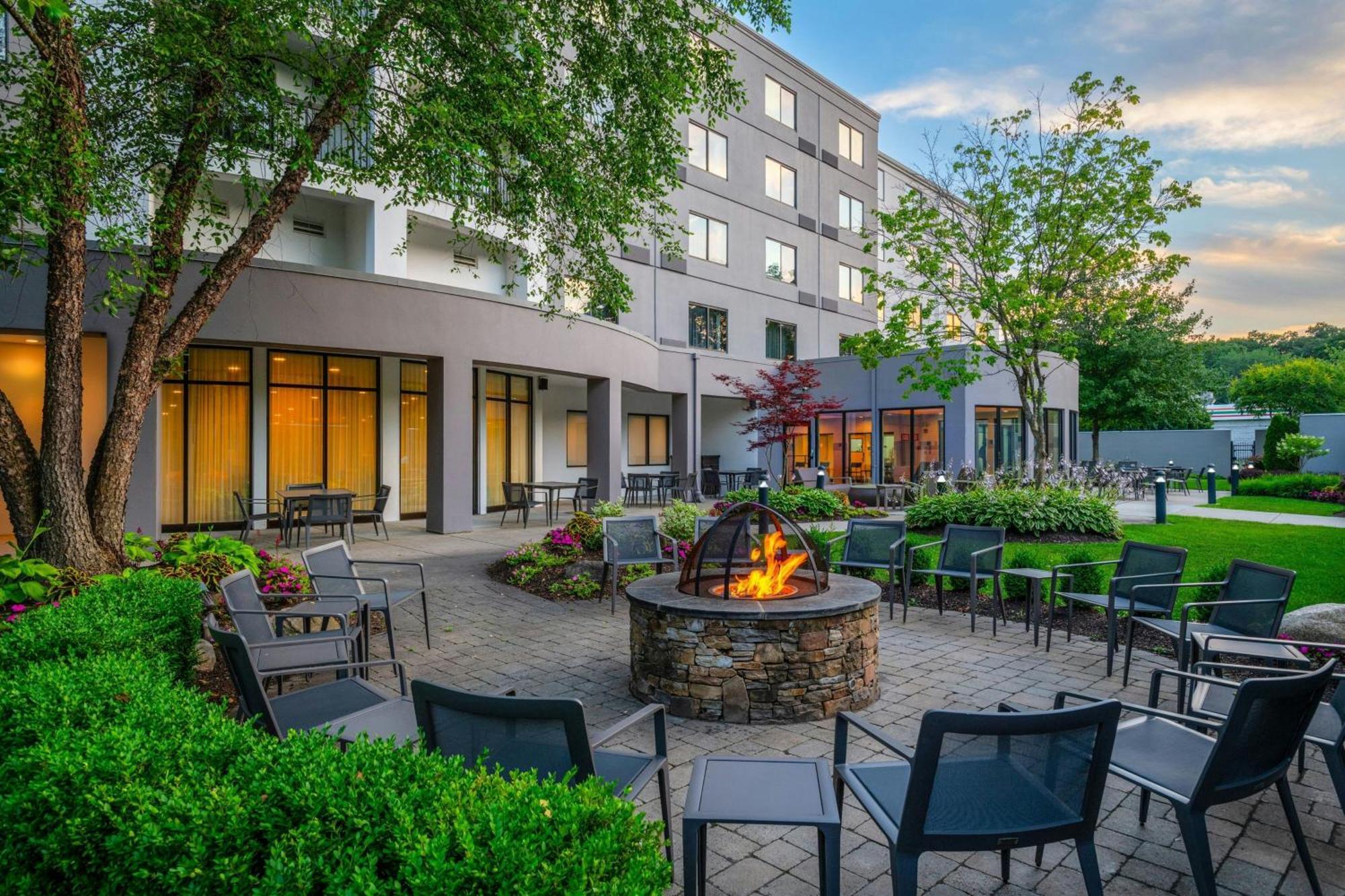 Courtyard By Marriott Providence Lincoln Hotel Exterior photo
