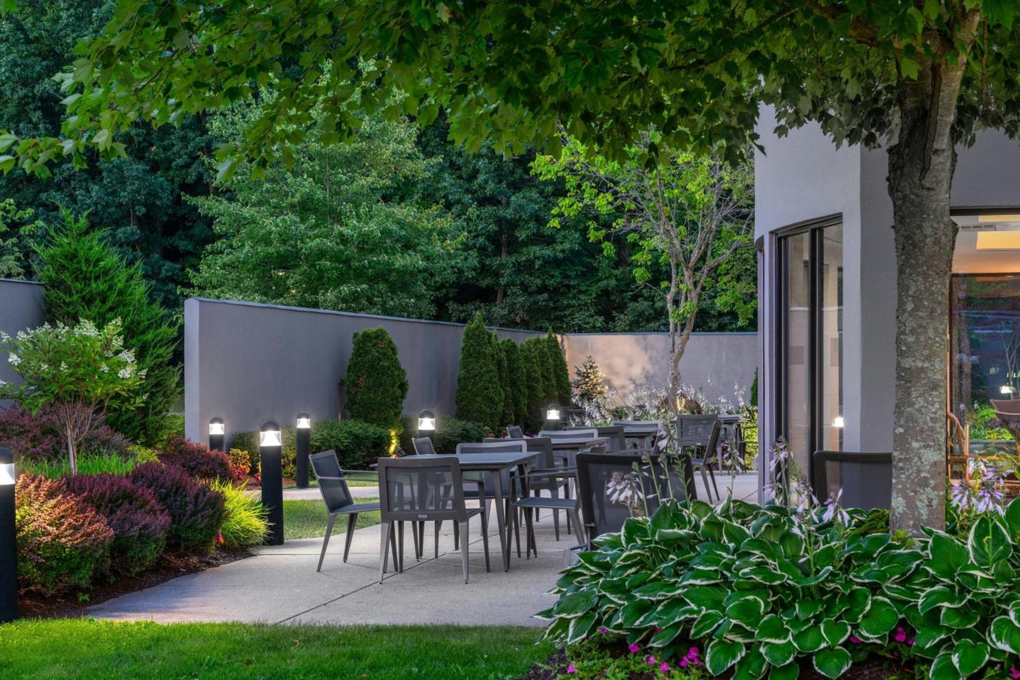 Courtyard By Marriott Providence Lincoln Hotel Exterior photo