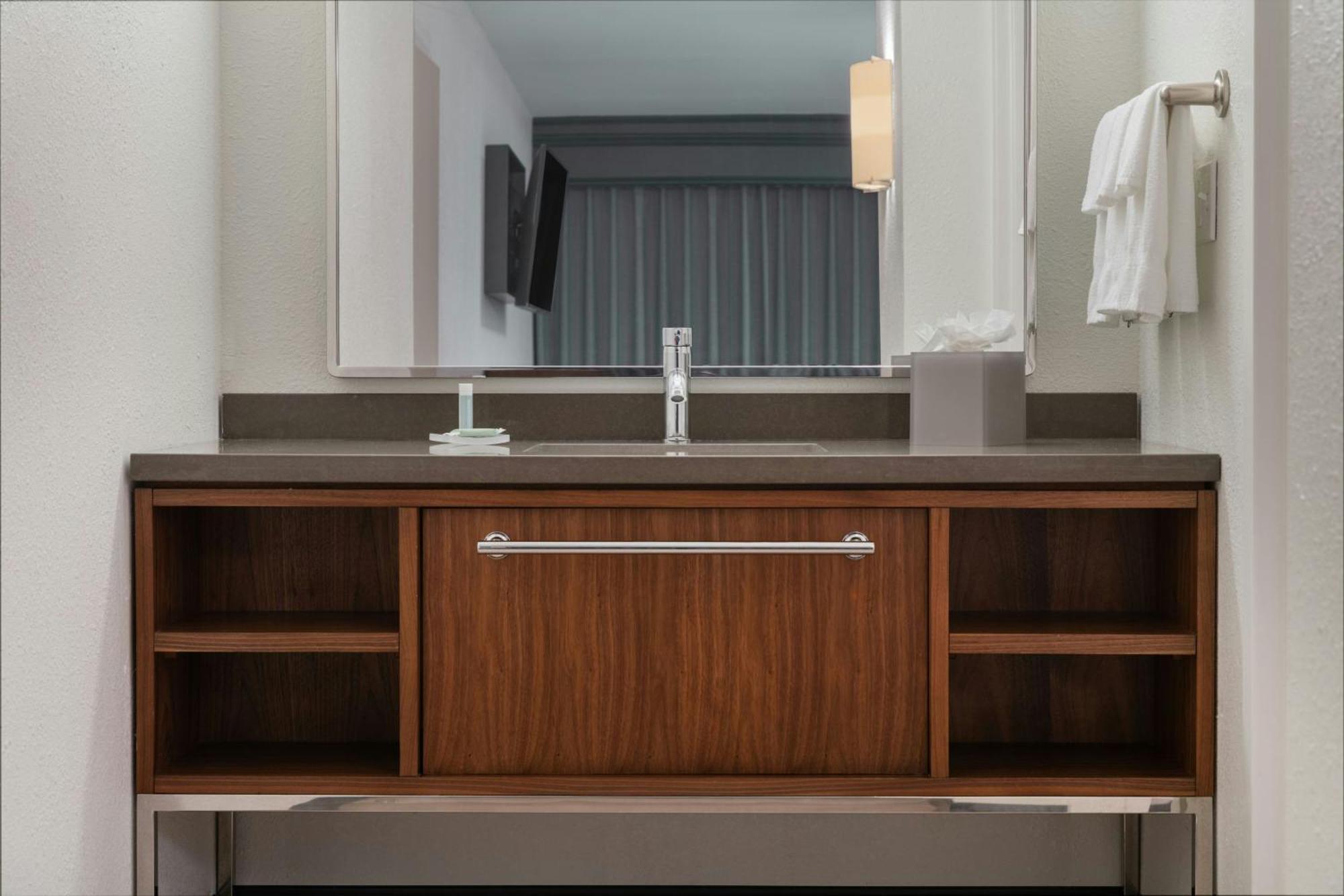 Courtyard By Marriott Providence Lincoln Hotel Exterior photo