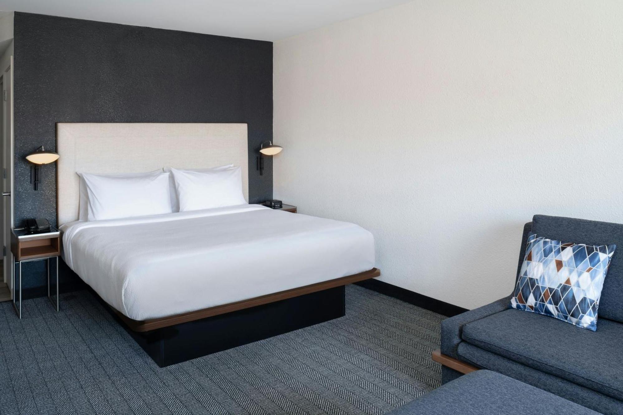 Courtyard By Marriott Providence Lincoln Hotel Exterior photo