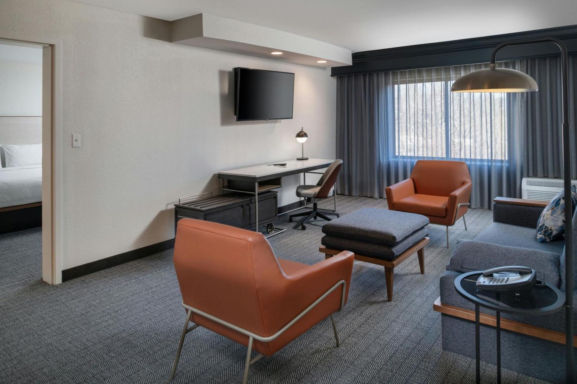 Courtyard By Marriott Providence Lincoln Hotel Exterior photo