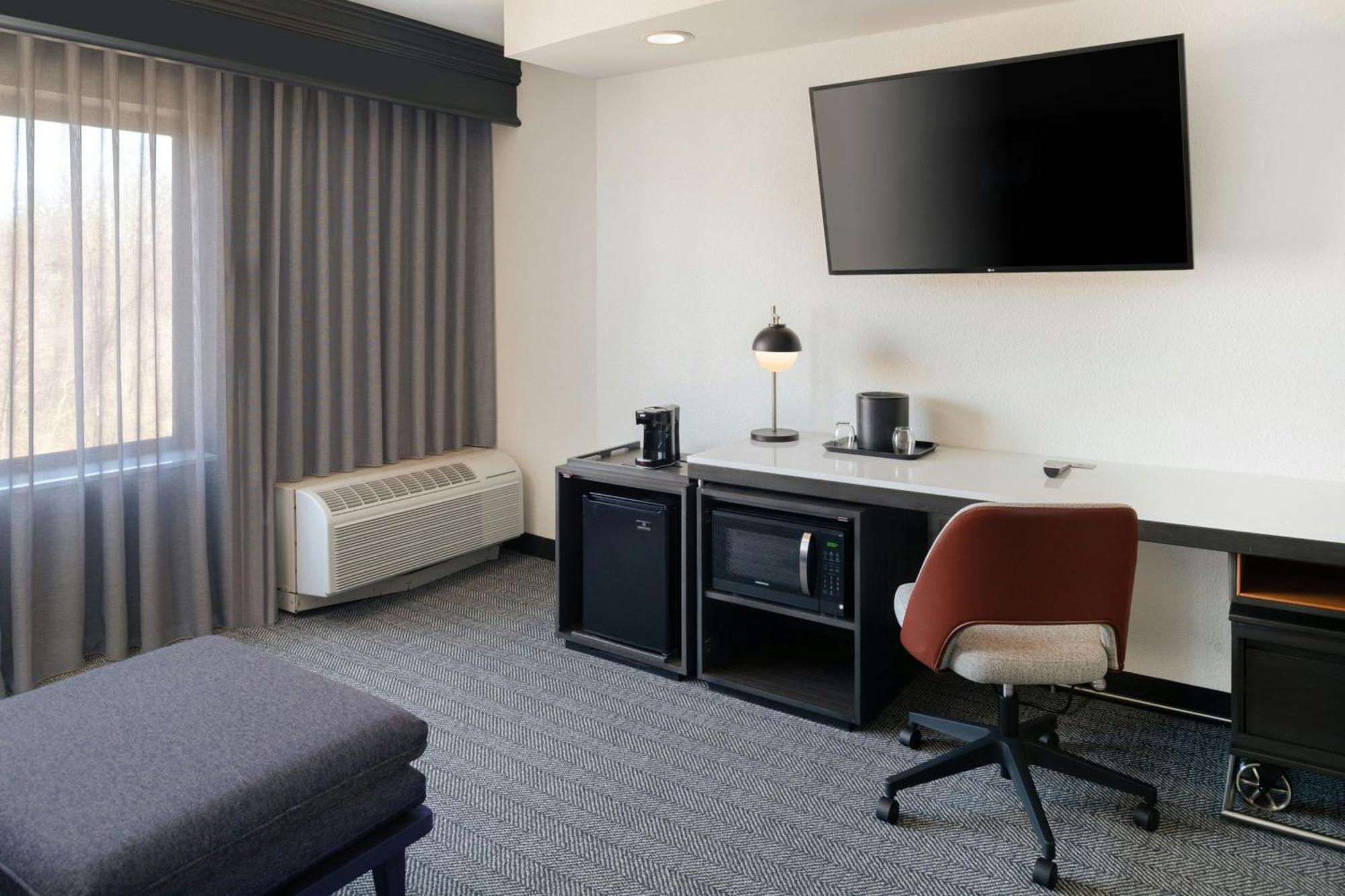 Courtyard By Marriott Providence Lincoln Hotel Exterior photo